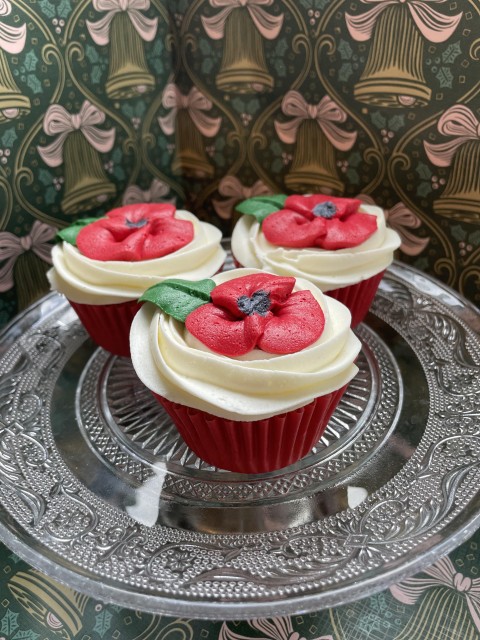Corby Glen Cakes & Bakes donate 6 Poppy Cakes to the War Memorial Restoration Cause!